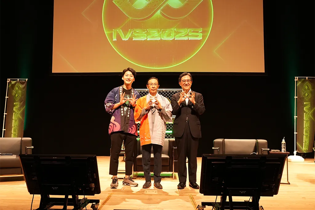 左から、IVS代表島川さん、西脇京都府知事、松井京都市長