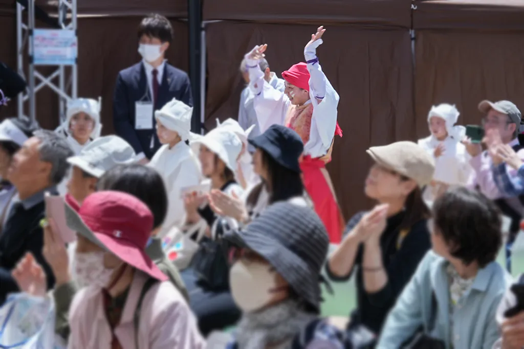 会場の人が踊っている写真